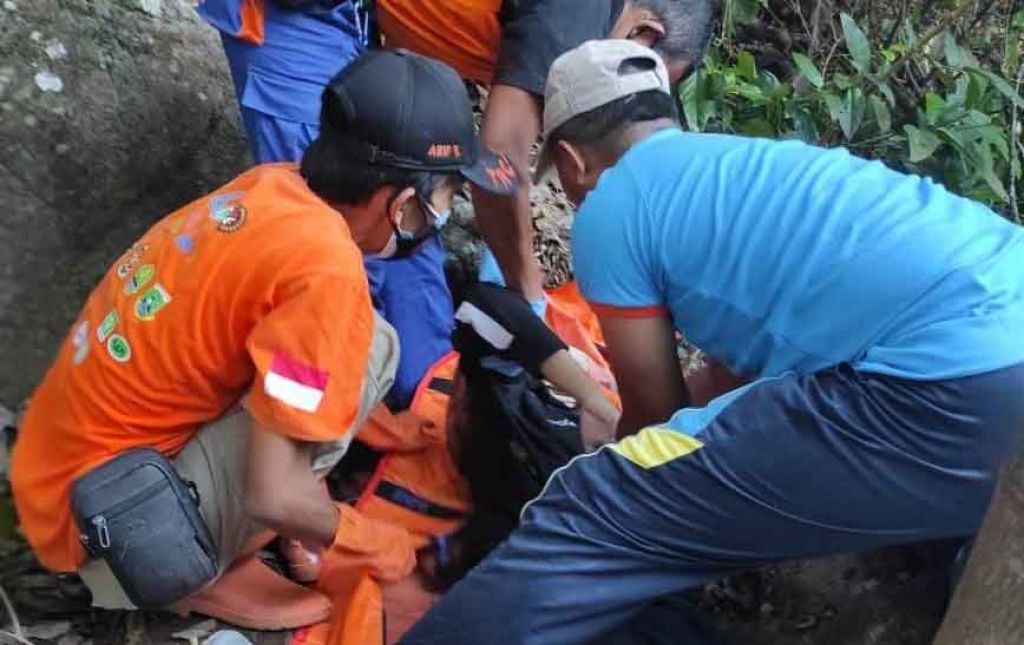 Kepolisian mengevakuasi jasad diduga korban pembunuhan di Pacitan.