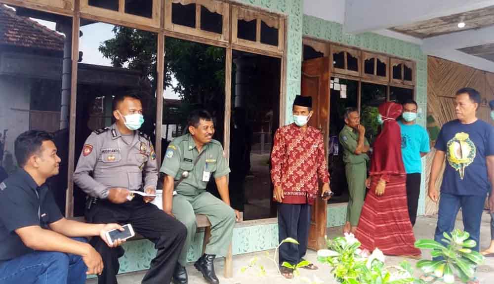 Polisi mendatangi rumah Sihmun yang ditemukan tewas membusuk