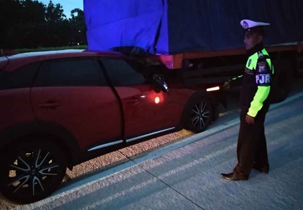 Mobil sedan Mazda tabrak truk di Tol Ngawi