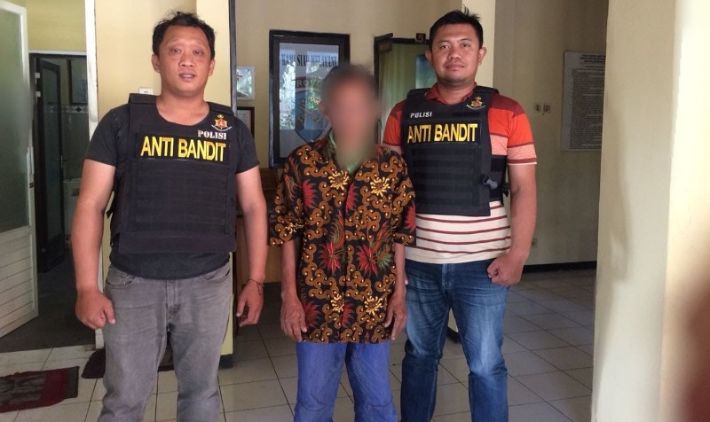 Mbah Suwadi (tengah) saat diamankan di Mapolsek Lakarsantri Surabaya, Selasa (18/9/2018).