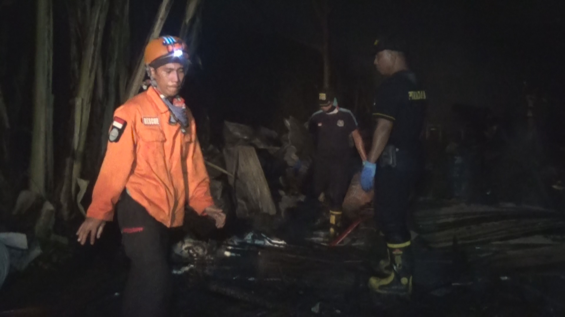 Petugas pemadam kebakaran saat berusaha memadamkan api.