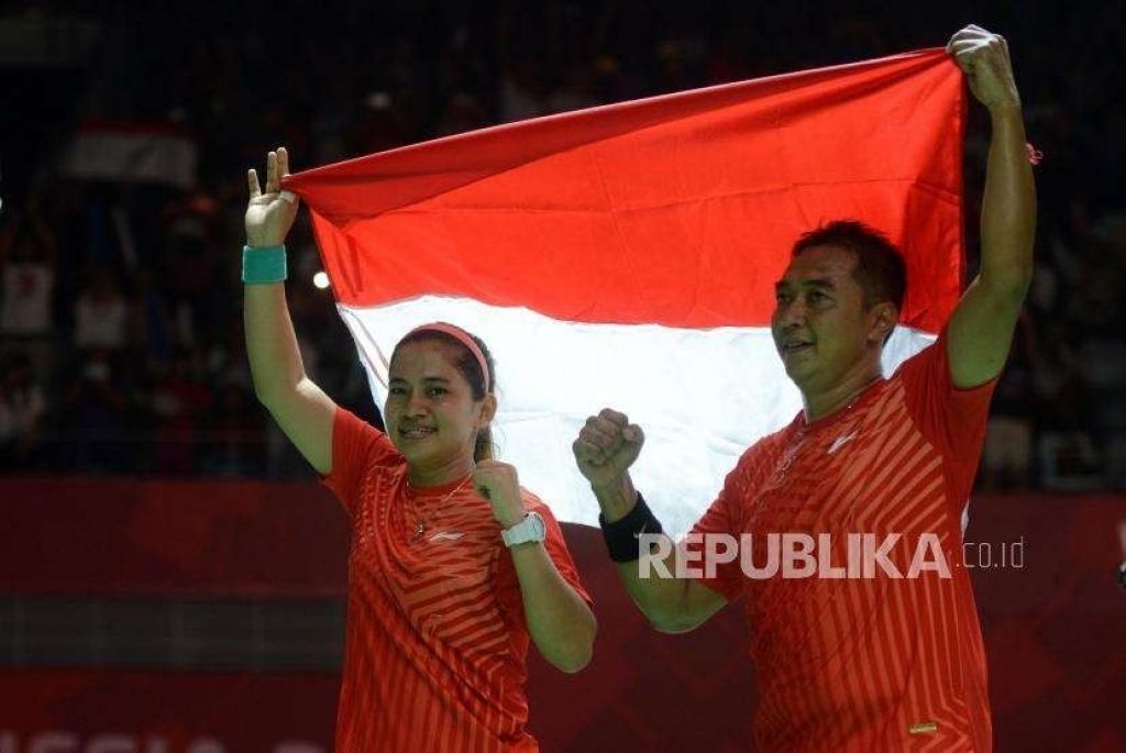 Pebulu tangkis Indonesia Leani Ratri Oktila dan Hary Susanto (ilustrasi). Hary/Ratri meraih emas pada Paralimpiade 2020.  Foto: Republika/Putra M. Akbar.