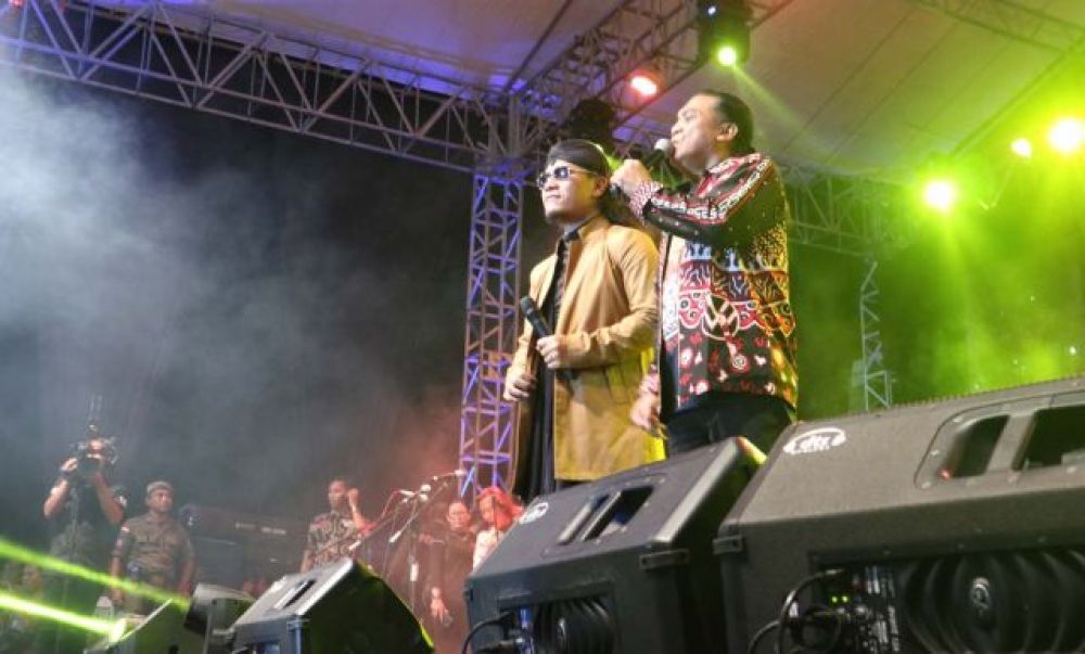 Gus Miftah dan Didi Kempot saat menyapa warga Ponorogo/ foto dokumen

