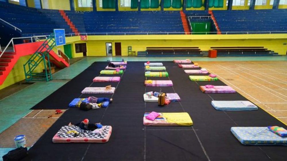 Para pendatang dikarantina di GOR Tawangalun, Banyuwangi

