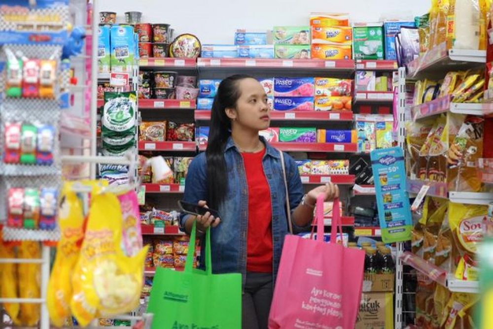 Seorang remaja sedang belanja di salah satu toko modern Surabaya (Foto: Fajar Mujianto)