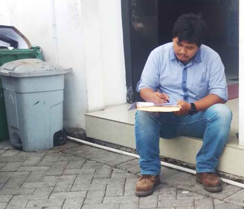 Suami Lurah Medokan Ayu Gloria Puspa Cendana.