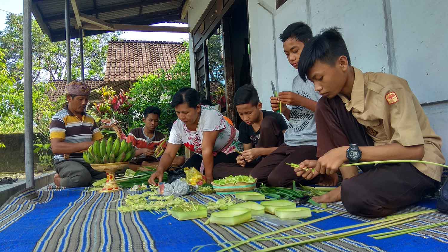 Warda Dusun Tegalrejo, Desa Kendalrejo, Blitar sedang menyiapkan banten untuk Upacara Melasti