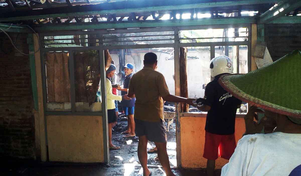 Rumah Sukiman yang hangus terbakar akibat ledakan televisi.