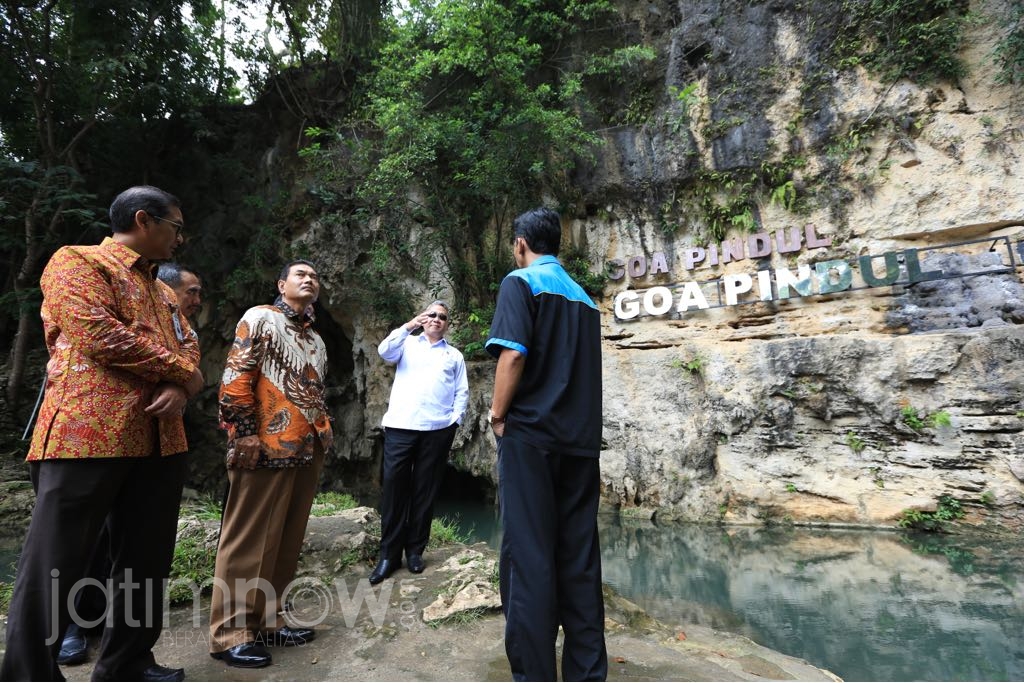 Mendes PDTT saat mengunjungi objek wisata Goa Pindul.