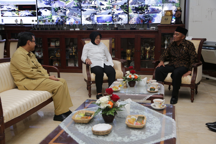 Mendikbud saat bertemu dengan Wali Kota Risma