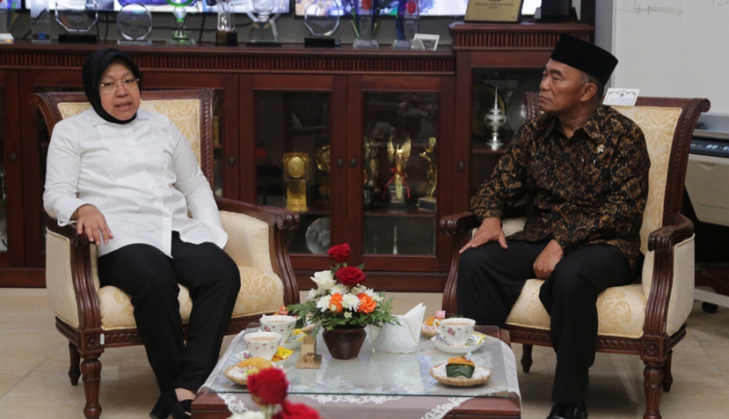 Wali Kota Risma saat bertemu Mendikbud di ruang kerjanya.