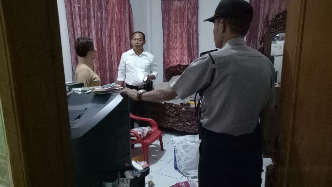 Polisi saat melihat lokasi.