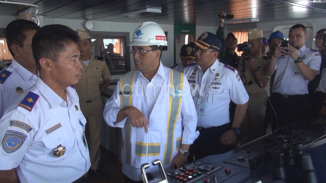 Menhub Budi Karya Sumadi saat meninjau di Pelabuhan Tanjung Perak Surabaya./Foto: Narendra Bakrie
