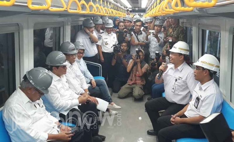 Menteri Perhubungan Budi Karya Sumadi saat kunjungan di PT INKA Madiun.
