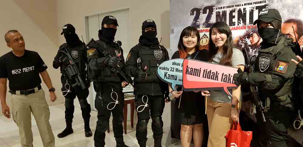 Kapolrestabes Surabaya Kombes Pol Rudi Setiawan menyediakan photo booth bagi warga yang ingih foto bersama dengah pasukan antiteror/Foto: Budi Sugiharto