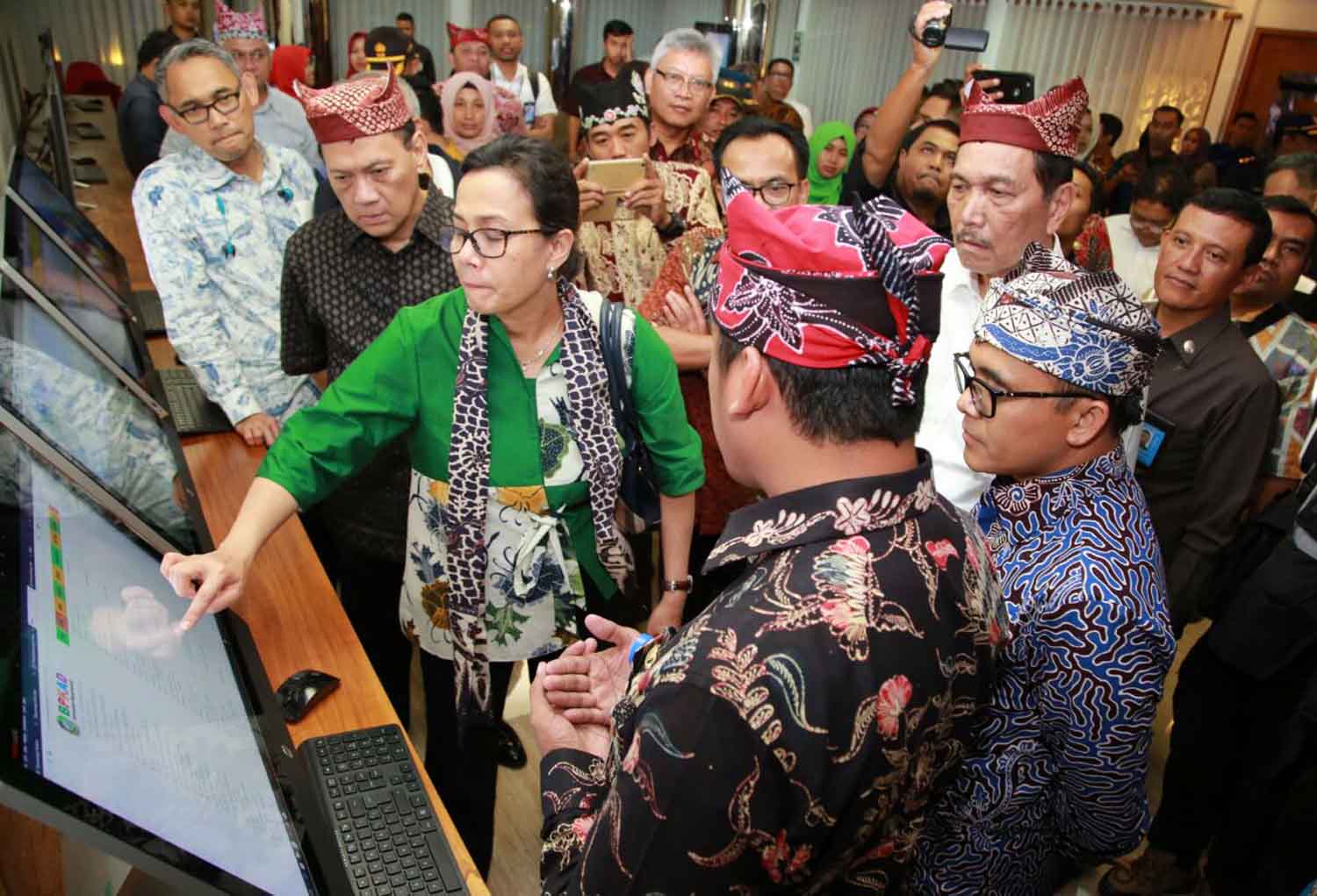 Didampingi Bupati Banyuwangi Menkeu Sri Mulyani mencoba sitem e-village budgeting