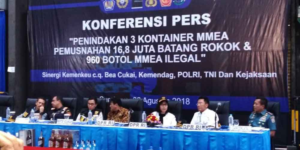 Konferensi Pers Penindakan 3 Kontainer MMEA Pemusnahan 16,8 Juta Batang Rokok dan 960 Botol MMEA Ilegal di Longroom PT Peti Kemas Sueabaya