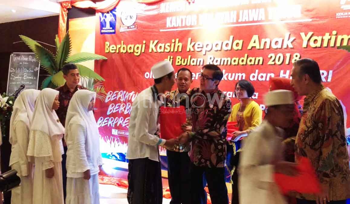 Menkumham Yasonna Hamonangan saat memberikan bingkisan kepada anak yatim di Hotel Wyndham Surabaya