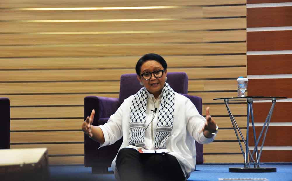 Menteri Luar Negeri (Menlu) RI, Retno Lestari Priansari Marsudi saat menjadi pembicara di Surabaya