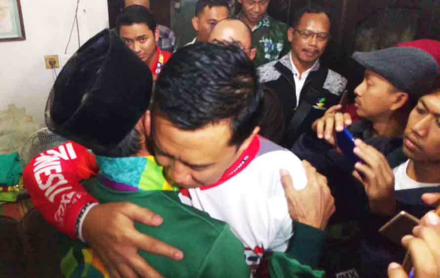 Menpora Imam Nahrawi memeluk mantan atlet paragames Suharto