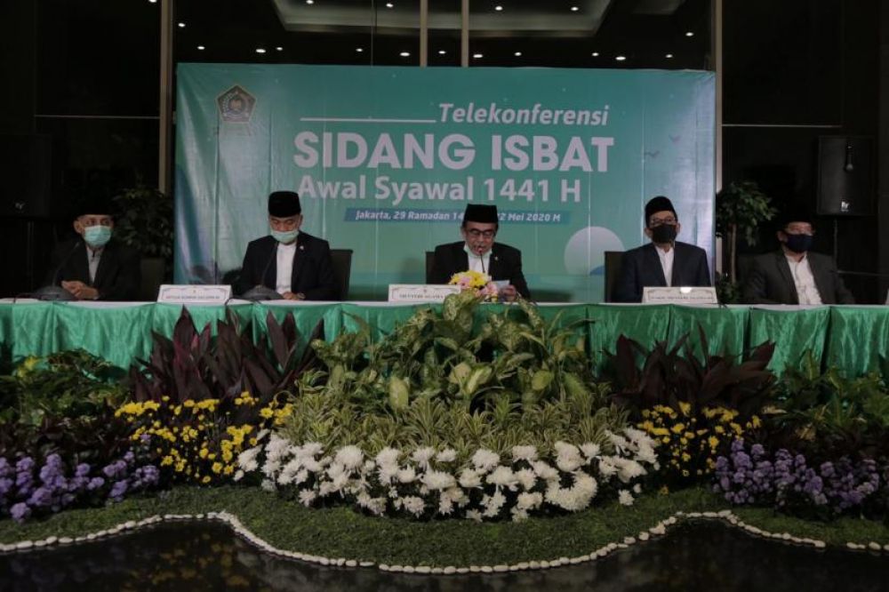 Menteri Agama Fachrul Razi (tengah) mengumumkan dalam sidang isbat, Idul Fitri 1441 H jatuh pada Minggu (24/5/2020)