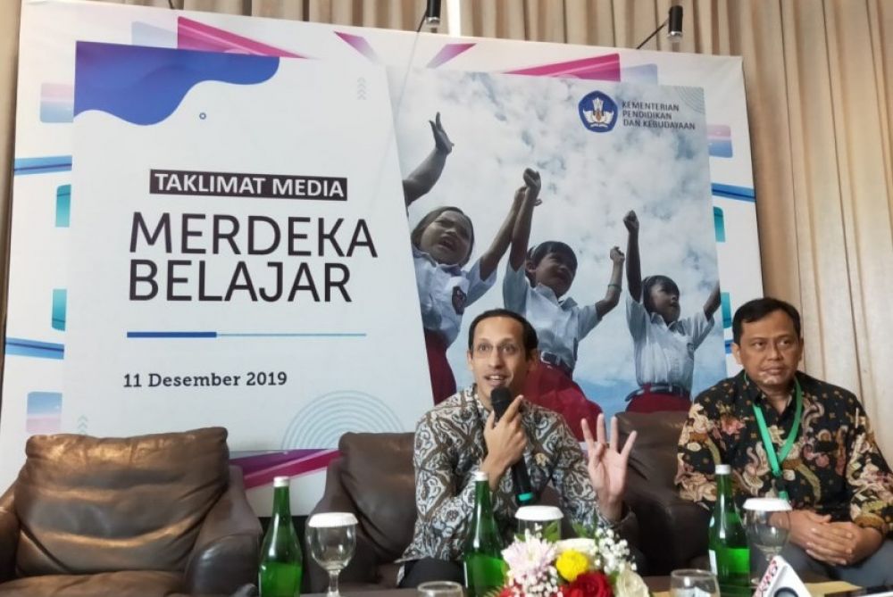 Mendikbud Nadiem Makarim ditemui usai membuka rapat koordinasi kepala dinas, di Hotel Bidakara, Jakarta, Rabu (11/12/2019) (Foto: Republika/Inas Widyanuratikah)