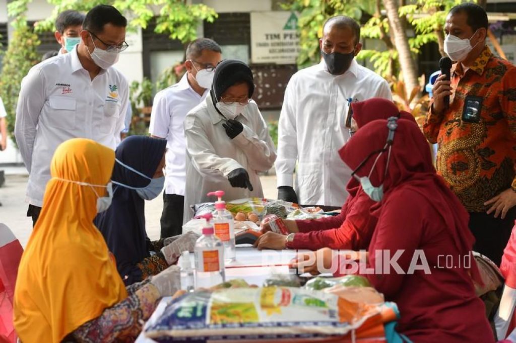 Mensos Juliari Batubara (kiri) bersama Wali Kota Risma (tengah) di sela-sela peluncuran bantuan sosial beras di Surabaya, Rabu (7/10/2020) (Foto: Antara/Zabur Karuru via Republika)
