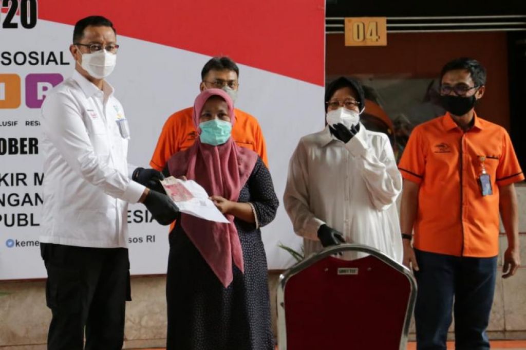 Mensos Juliari P. Batubara bersama Wali Kota Risma meninjau penyaluran bansos BST tahap 7 di Kantor Pos Indonesia Pusat Surabaya, Rabu (7/10/2020) (Foto: Dok. Kemensos via Republika)
