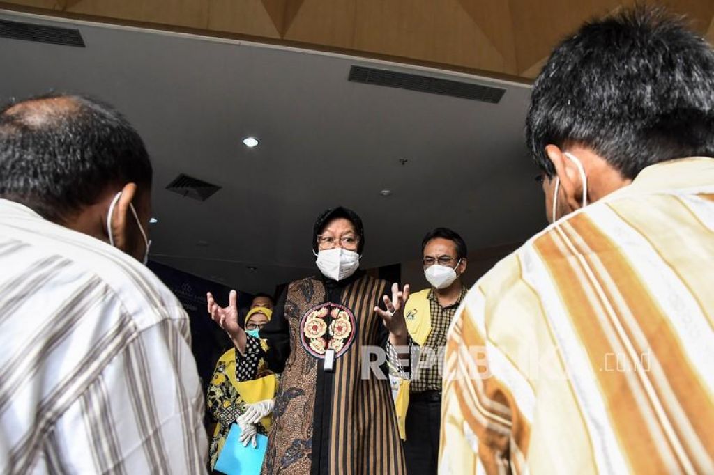 Mensos Risma berbincang dengan sejumlah tunawisma yang akan dipekerjakan (Foto: Antara/Fakhri Hermansyah via Republika)