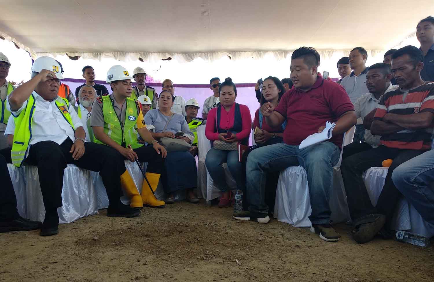 Menteri PUPR Basuki Hadimuljono, saat berdialog dengan warga terdampak Waduk Bendo.