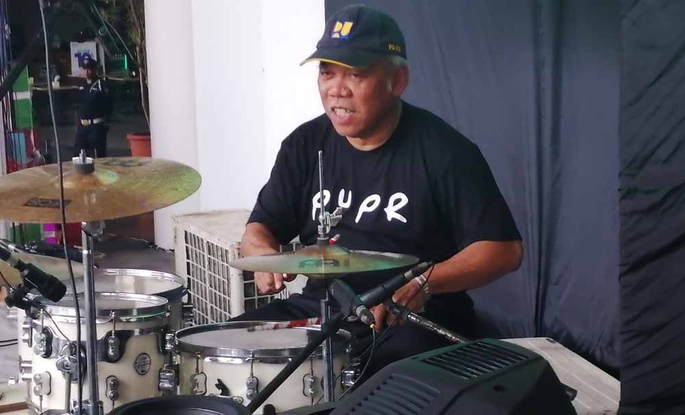 Menteri Pekerjaan Umum dan Perumahan Rakyat (PUPR), Basuki Hadimuljono, saat unjuk kebolehan bermain drum