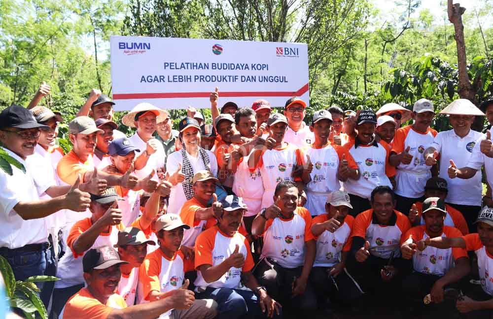 Menteri BUMN Rini Soemarno bersama petani kopi  PTPN XII Desa Sidomulyo Banyuwangi