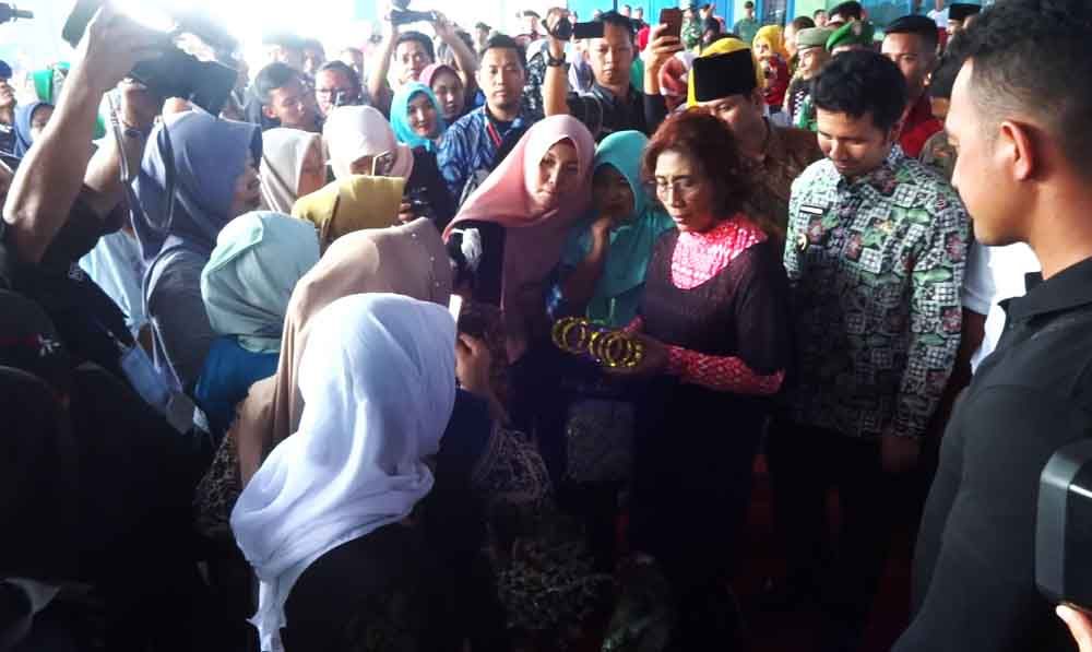 Menteri kelautan dan perikanan, Susi Pudjiastuti saat berkunjung ke pantai prigi, Kabupaten Trenggalek  