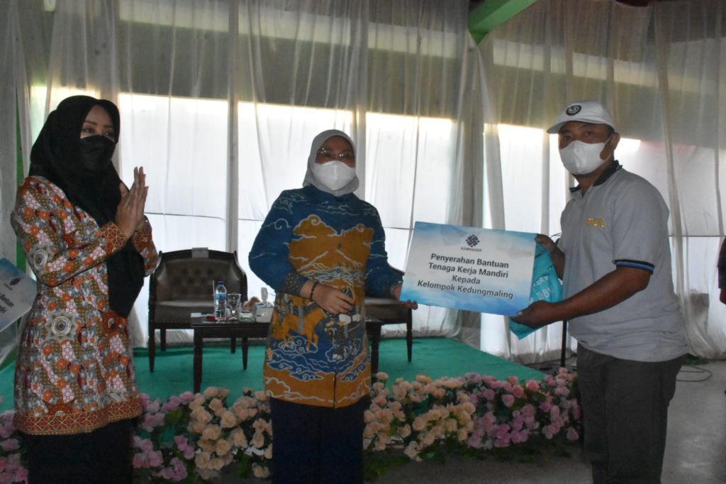 Menteri Tenaga Kerja dan Transmigrasi, Ida Fauziyah salurkan program TKPMP.