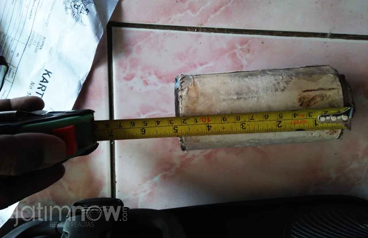 Mercon sepanjang 12 cm yang menghancurkan satu rumah di Malang