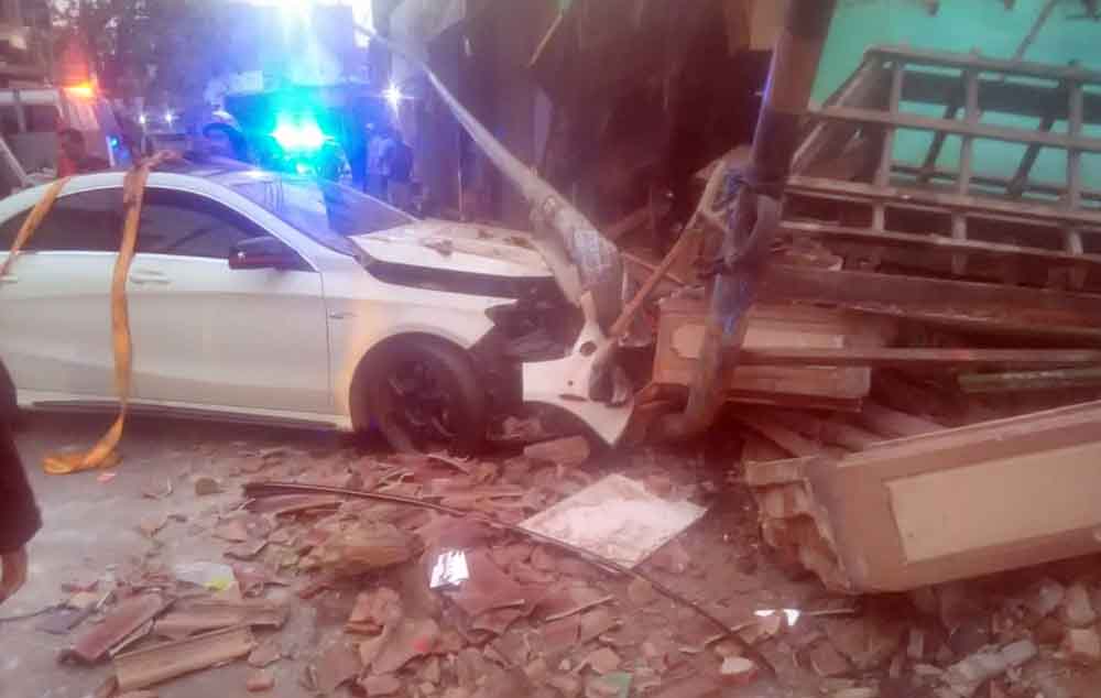 Mercedes-Benz CLA 45 menabrak rumah di Jalan Girilaya/ foto Jarwo Susanto