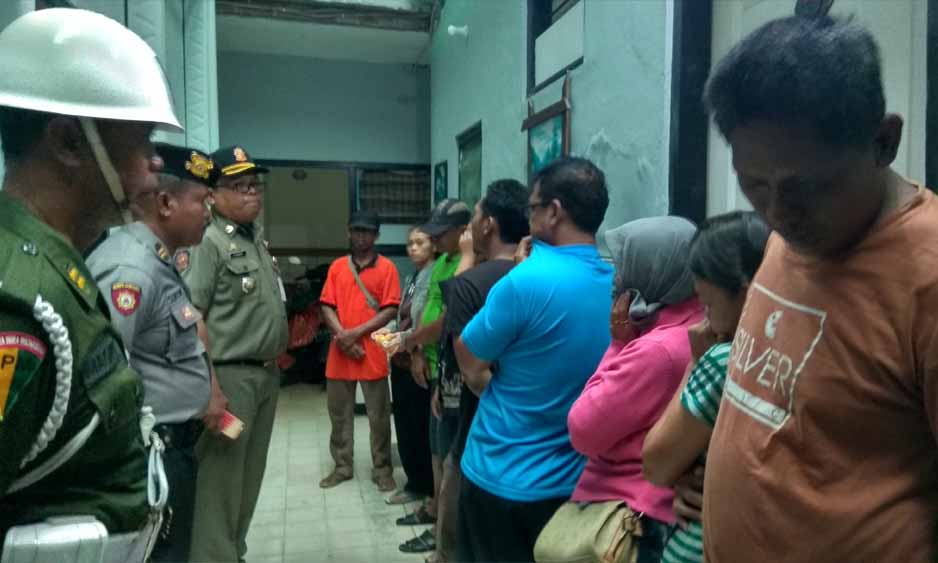 Pasangan mesum saat dibawa dan didata di Kantor Satpol PP Kota Blitar
