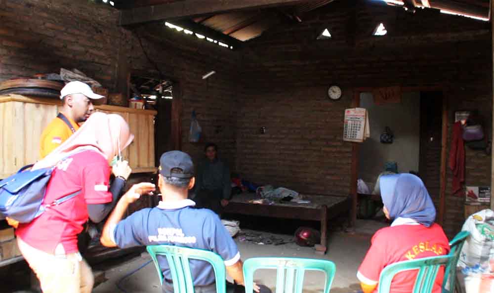 Sat Reskrim Polres Ponorogo melakukan olah TKP di rumah korban sekaligus tersangka