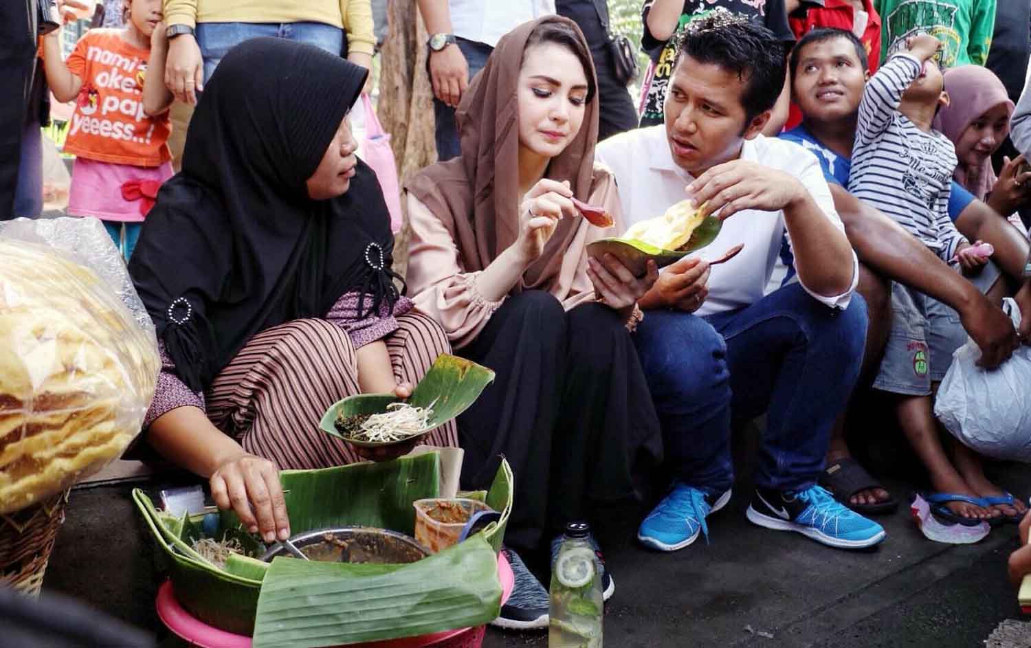 Cawagub Jatim Emil Dardak bersama istri berdialog dengan warga Surabaya, di CFD Bungkul sembari makan semanggi.