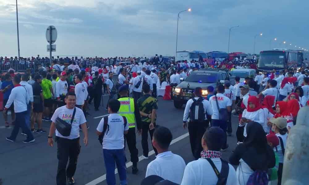Ribuan masyarakat hadiri Millennial Road Safety Festival yang digelar di Jembatan Suramadu