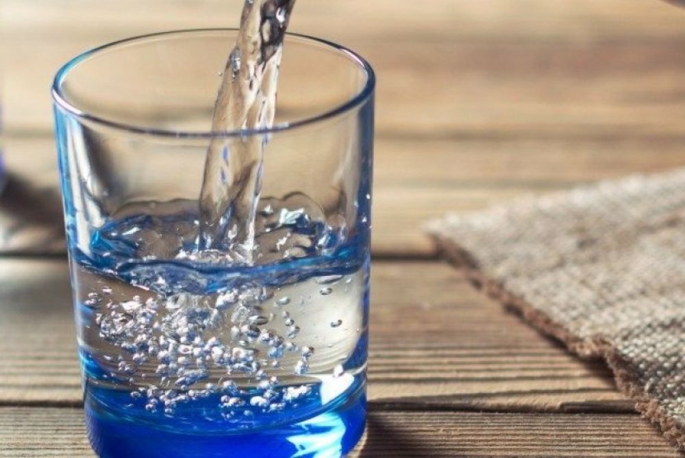 Minum air putih (Foto: Sciencealert)