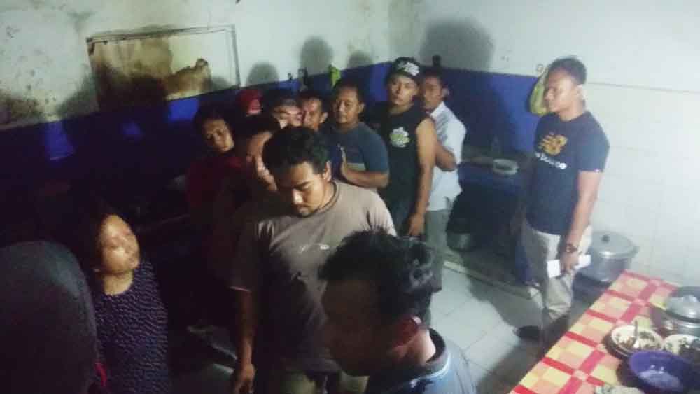 Sembilan karyawan saat diamankan polisi dari rumah lokasi home industry miras jenis arak