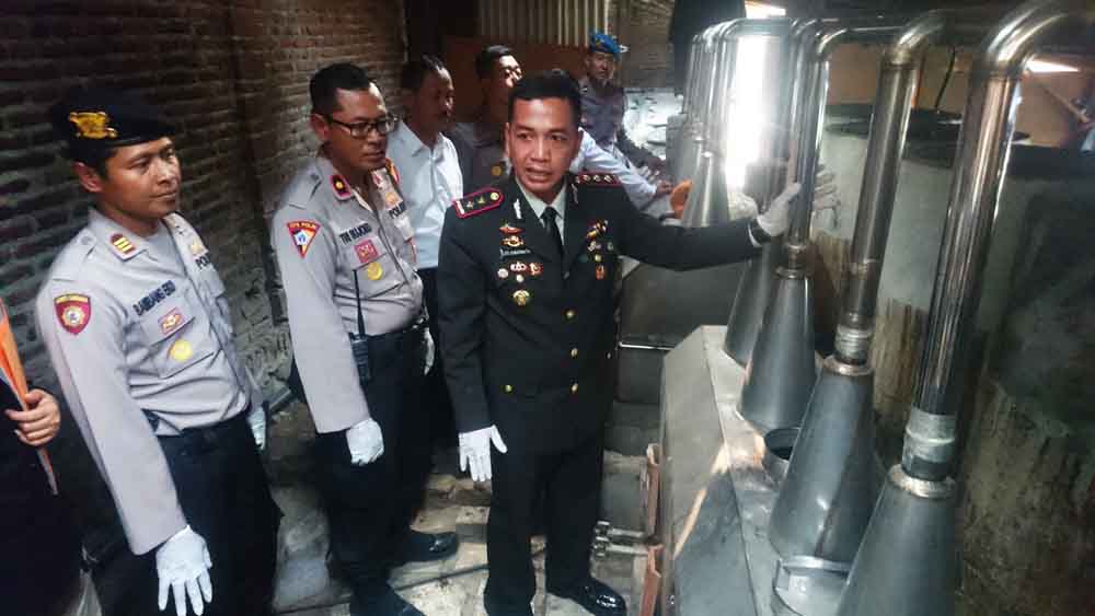 Kapolres Mojokerto, AKBP Leonardus Simarmata bersama petugas melihat produksi miras