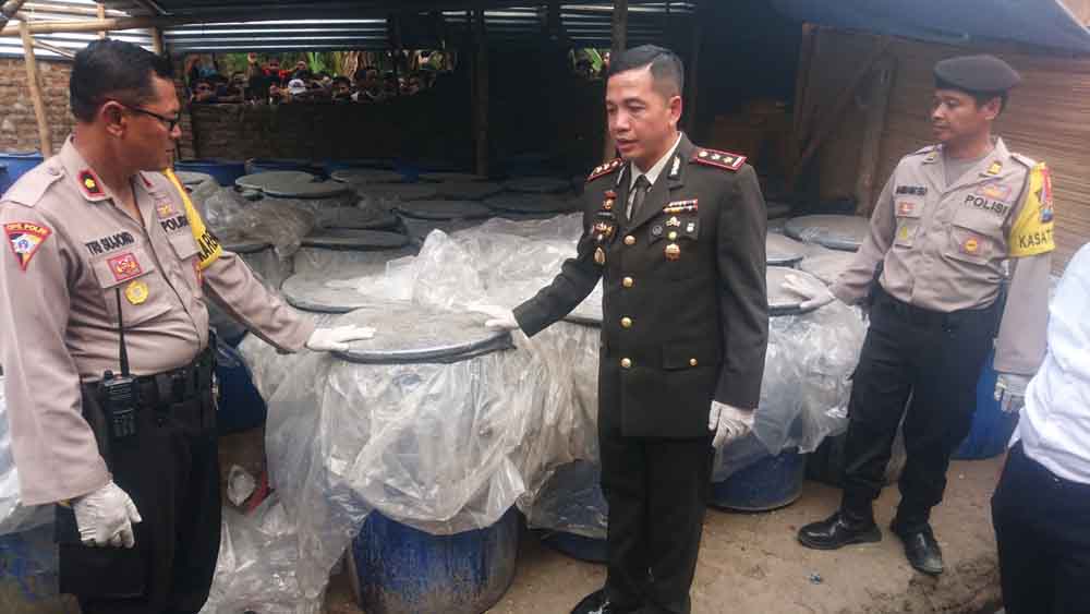 Kapolres Mojokerto, AKBP Leonardus Simarmata memeriksa temuan pabrik miras baru