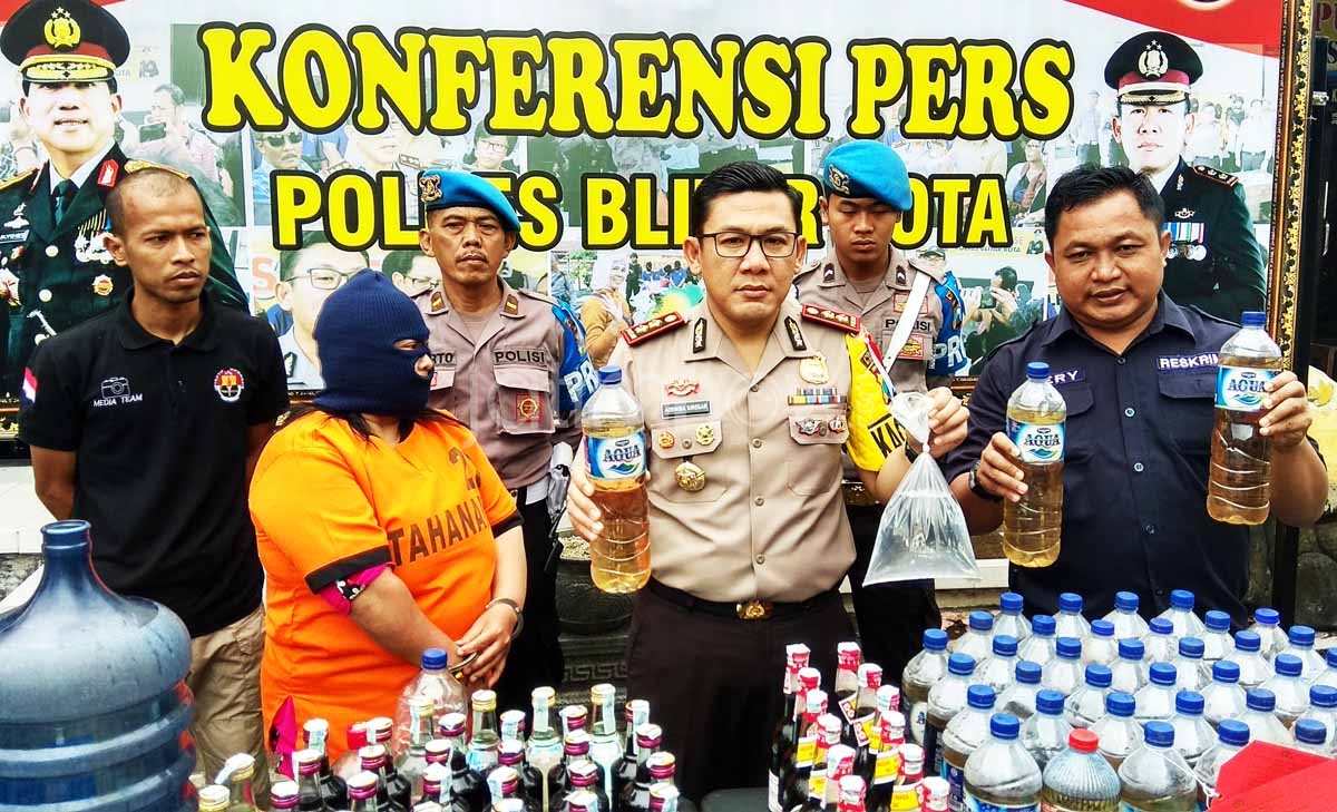 Oplos Alkohol 90% dengan Sari Madu, Ibu di Blitar Ditangkap Polisi