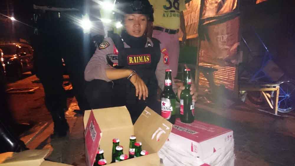 Petugas mengamankan minuman keras dari berbagai merek