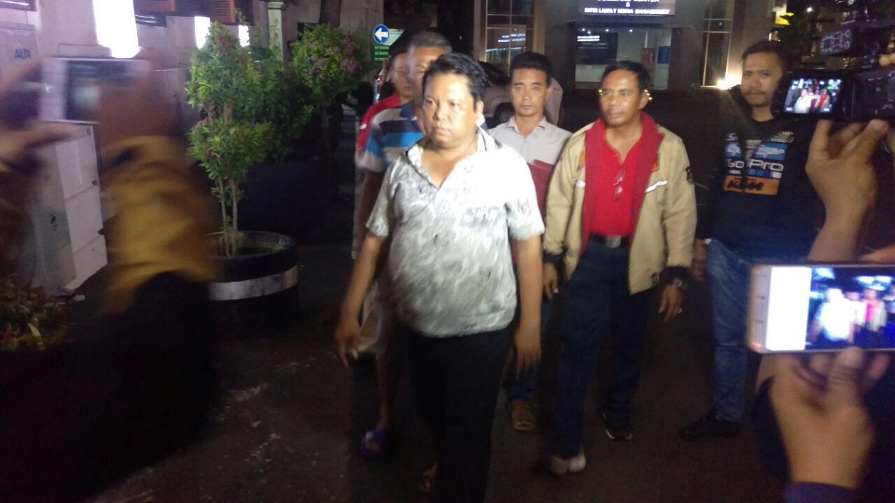 Soedi (paling depan) saat digelandang di Polrestabes Surabaya. 