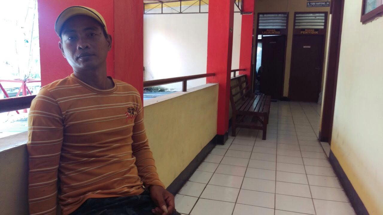 Srianto menunggu pemeriksaan di Polsek Kenjeran.