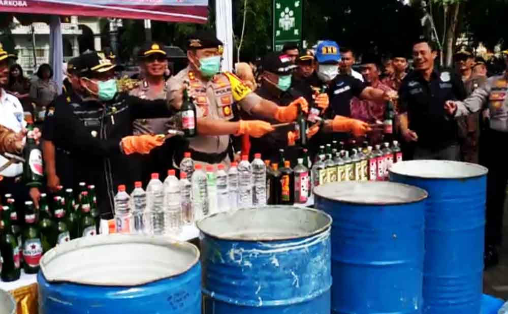 Pemusnahan ribuan botol miras di Malang