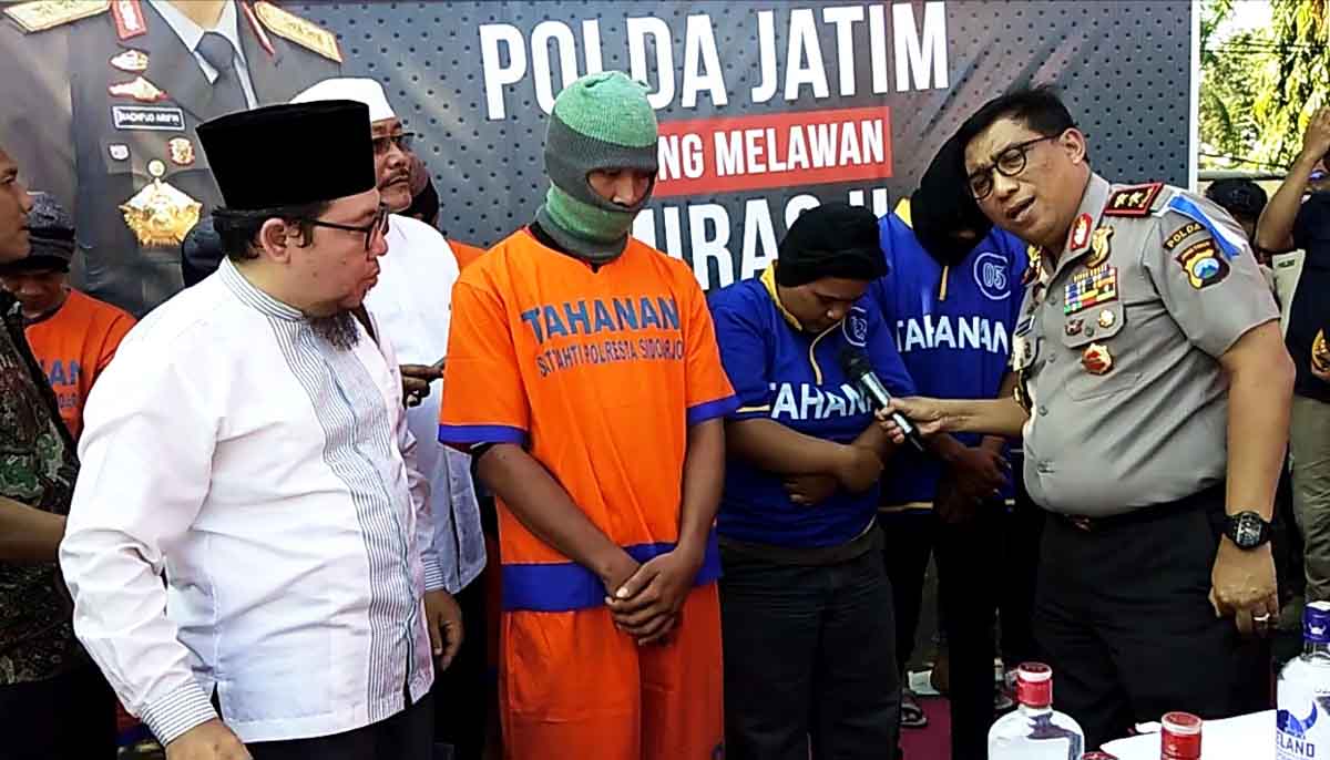 KH Ali Maschan Moesa bersama Kapolda Jatim Irjen Pol Machfud Arifin saat acara pemusnahan barang bukti miras di Mapolda Jatim.